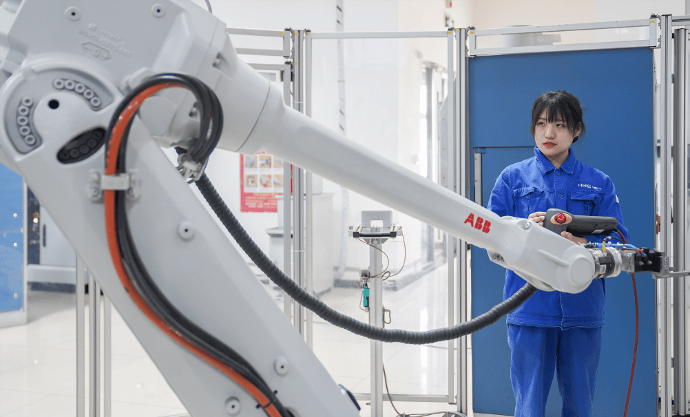 河钢集团多家单位荣获河北省2024年度先进级智能工厂及信息技术研发殊荣，彰显数字化转型硬实力